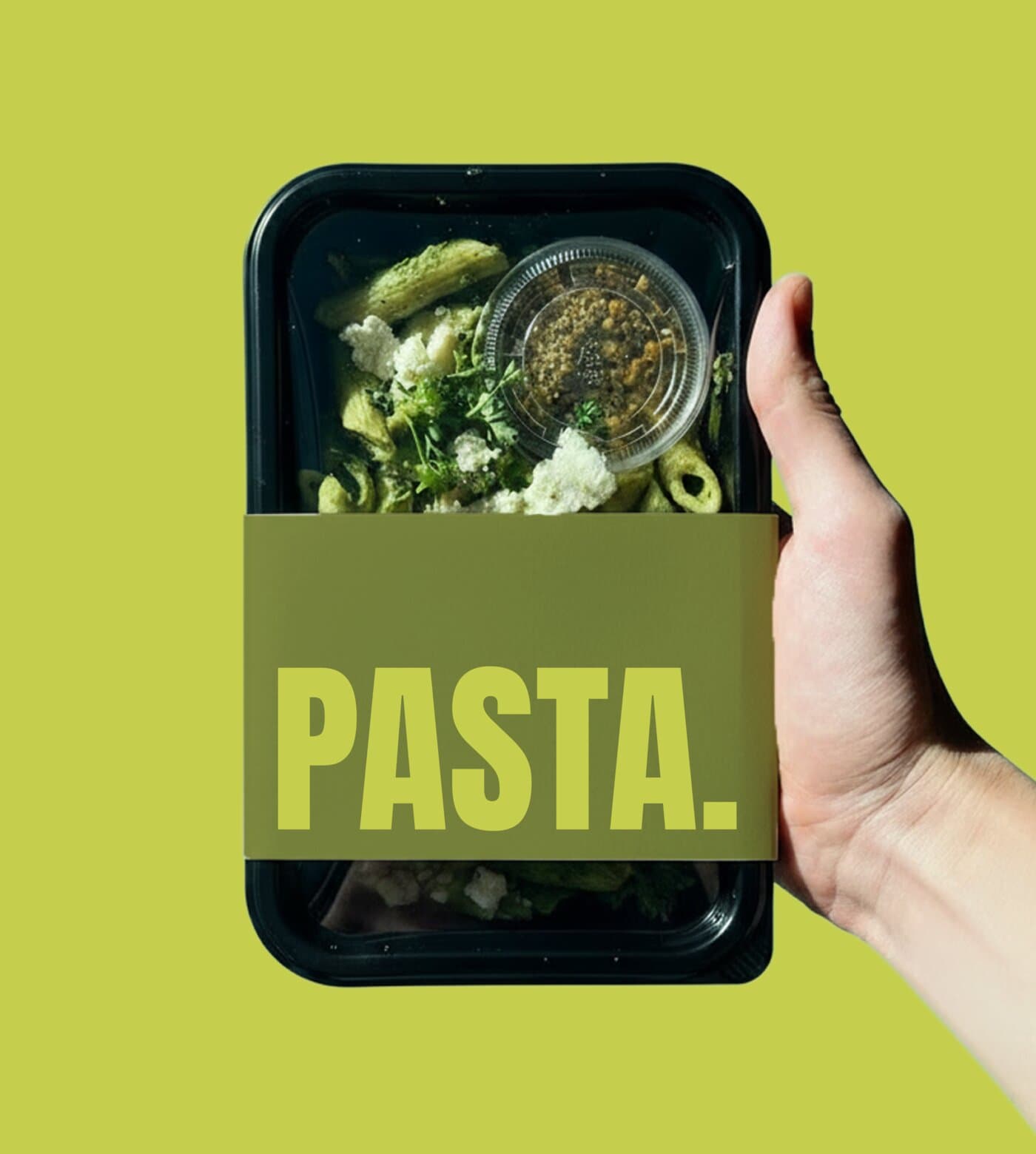 Hand houdt een bezorgbakje pasta vast
